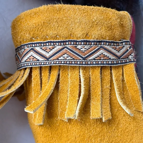 Indigenous Hand Crafted Beaded Bear Paw Fox Moccasins genuine fur pompoms - Picture 8 of 10